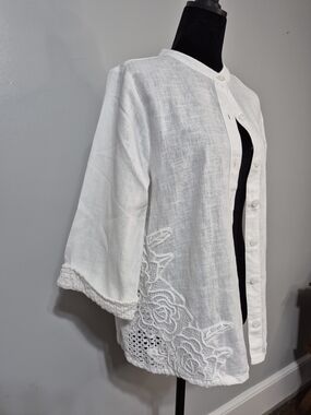Leo & Nicole Petite Medium White Textured Button Front Top Embroidered Floral